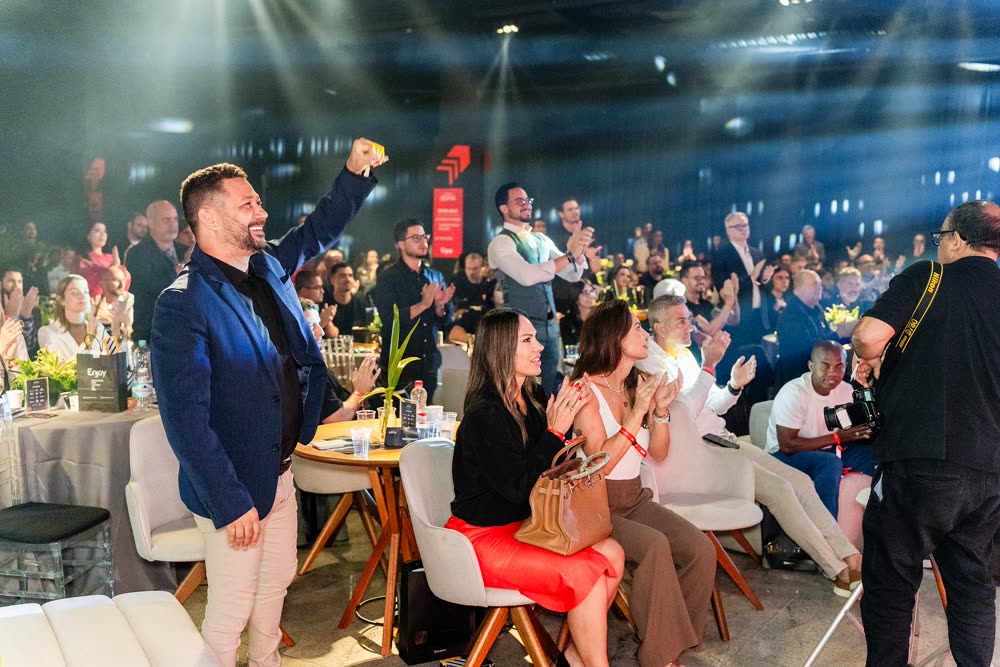 Público celebrando na IMR 2025